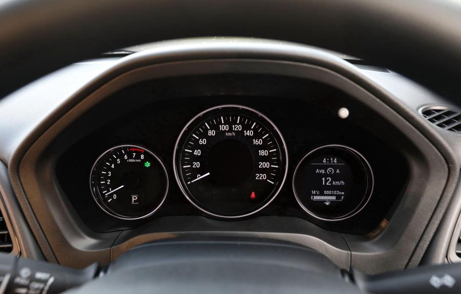 Панель приборов Honda HR-V VTi 2018 года  (AU) (фото 13 из 17)